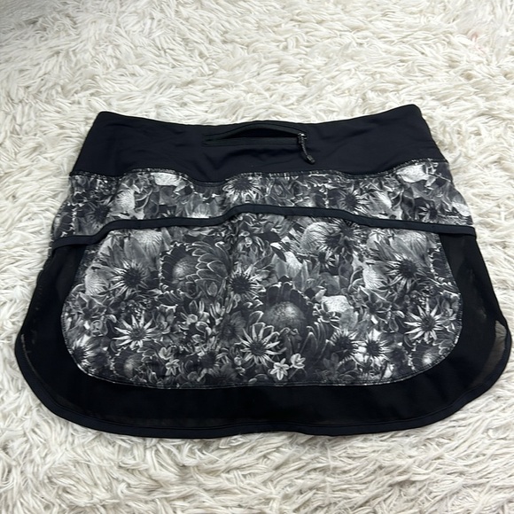 Lululemon Hotty Hot Skirt *4-way Stretch Flowabunga Black Angel Wing / Black - Picture 6 of 9